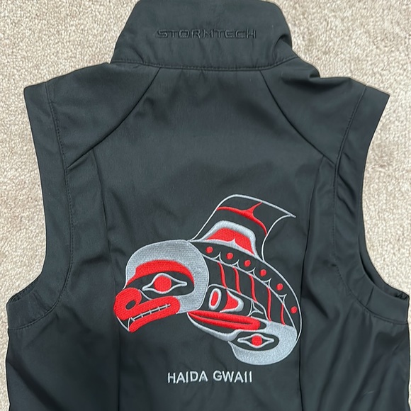 Stormtech vest with indigenous art - Picture 2 of 4